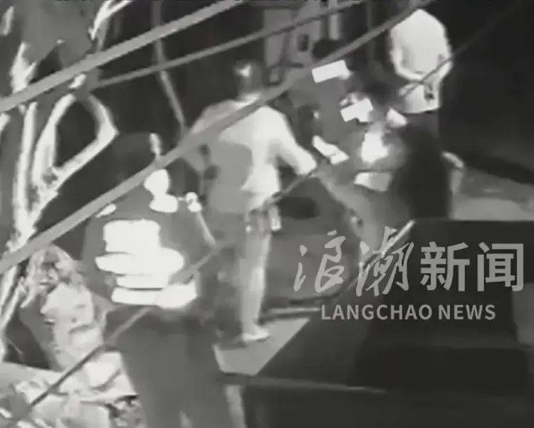 皇冠信用盘登3代理申请_防城港公安局长称奔驰女并非公职人员皇冠信用盘登3代理申请，“拿出来的证件是假的”