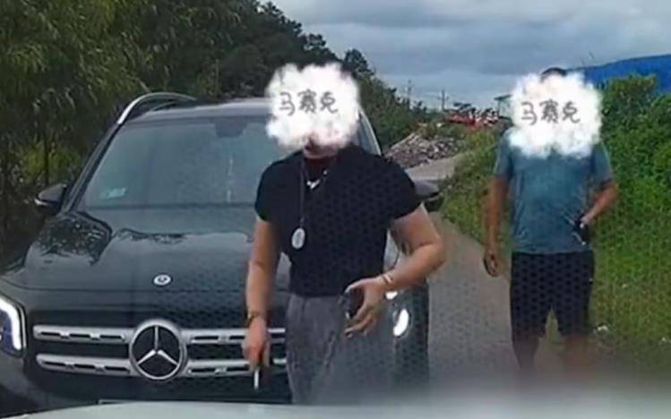 皇冠信用网登2代理_“亮证逼迫让路”奔驰女被曝亮的是假证皇冠信用网登2代理，律师：伪造国家机关证件，情节严重可能触犯刑法