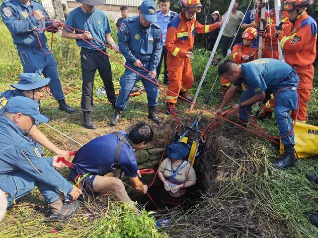 怎么开通皇冠信用網口_48岁女子坠废井54小时获救怎么开通皇冠信用網口，多条蛇缠身被咬也不敢动，绝望时想起家人和父母靠信念等来救援
