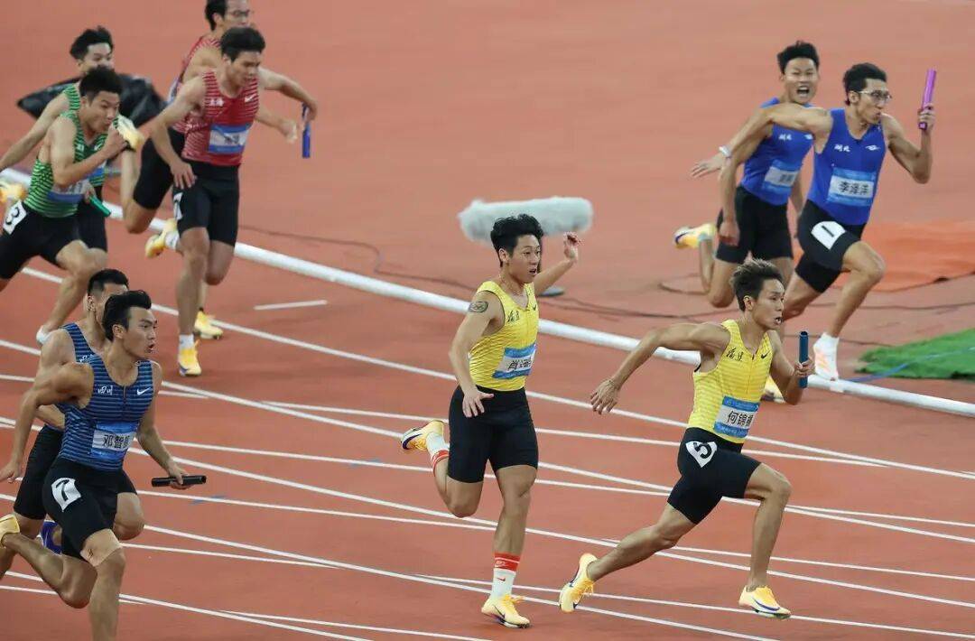 皇冠信用登1_“夺冠能偷偷亲你一下不？”十五运会上皇冠信用登1，这对田径CP的赛场之吻甜上热搜！