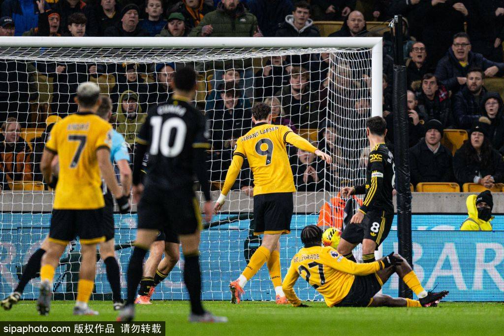 皇冠信用網如何申请_阿莫林的换人决策引发争议：曼联在关键时刻为何选择防守皇冠信用網如何申请？